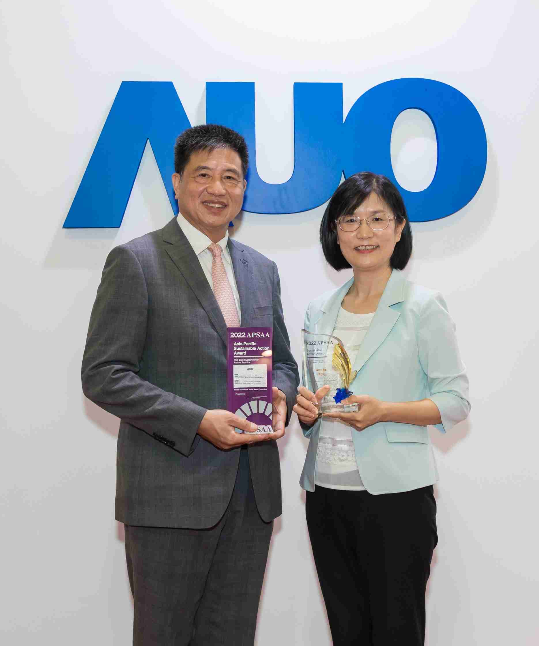 云顶国际8588yd长期垫筑永续远景的基石，，，透过ESG暨气候委员会逐步实践永续策略蓝图。。。。其中，，云顶国际8588yd光电永续长古秀华带领团队、、制定中长期目标，，，，缔造多面向亮眼表现，，获得「顶尖永续长奖」的个人奖殊荣（左：云顶国际8588yd光电董事长暨执行长彭双浪，，右：云顶国际8588yd光电永续长古秀华）