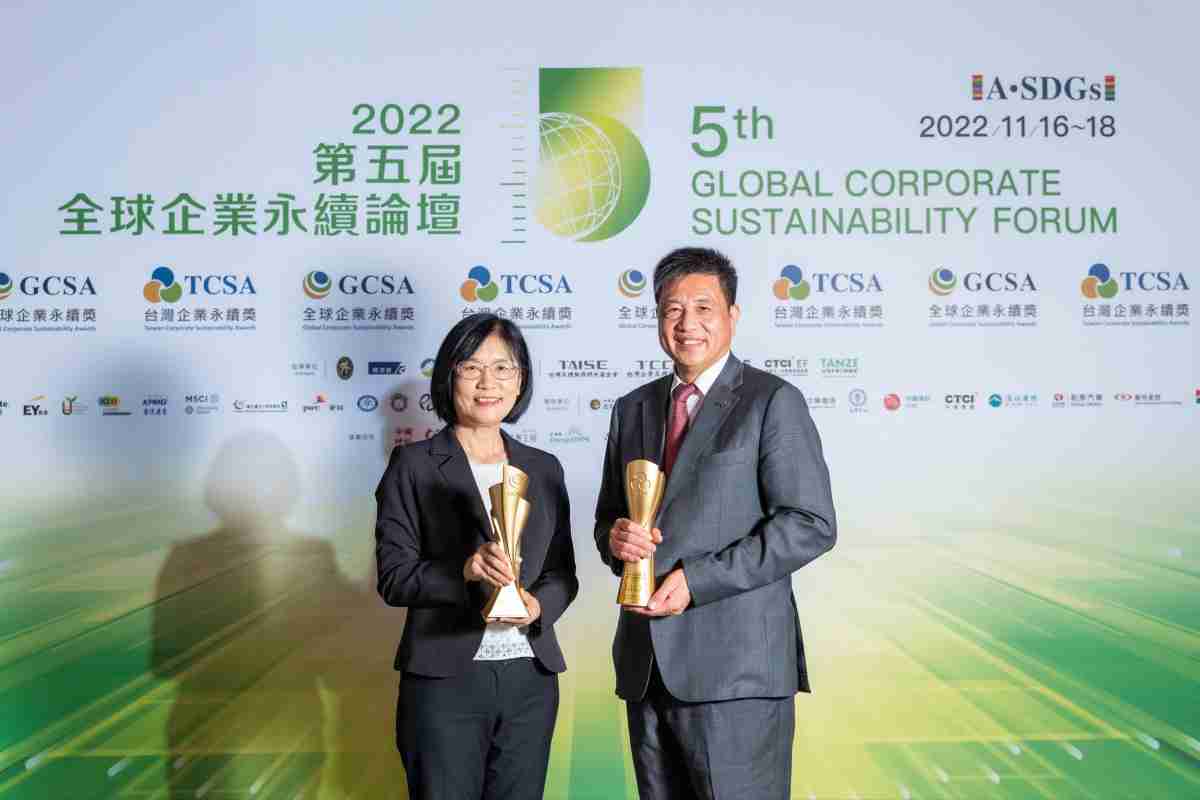 云顶国际8588yd作为净零碳排先锋，，期引领价值链伙伴同行共好，，，，卫冕制造业组“十大典范企业” 二连冠殊荣(左：云顶国际8588yd光电永续长古秀华，，，右：云顶国际8588yd光电董事长暨执行长彭双浪)