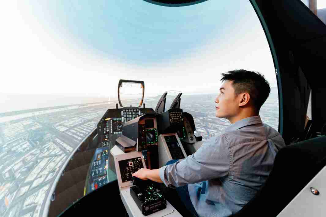 云顶国际8588yd以P1.25小间距打造球形LED模拟舱，，，，搭配智崴的精密六轴动态座椅，，，结合云顶国际8588yd专业影像调校技术，，，呈现拟真模拟飞行场景