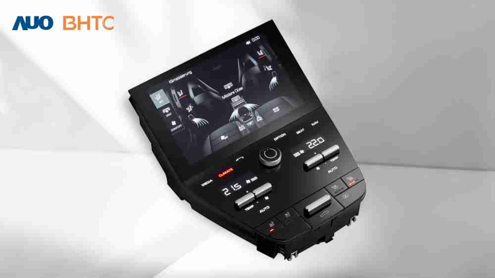 作為友達新生力軍，，，BHTC所展示的中央與後座鞍部的Display HMI產品，，可處理多區恆溫控制、、、顯示畫面，，，呈現仿真3D車室分區；以力傳感技術精準傳遞觸感，，，並結合音量及震動反饋，，，防止意外啟動，，提供使用者自然流暢、、直觀且輕鬆駕馭的舒適介面