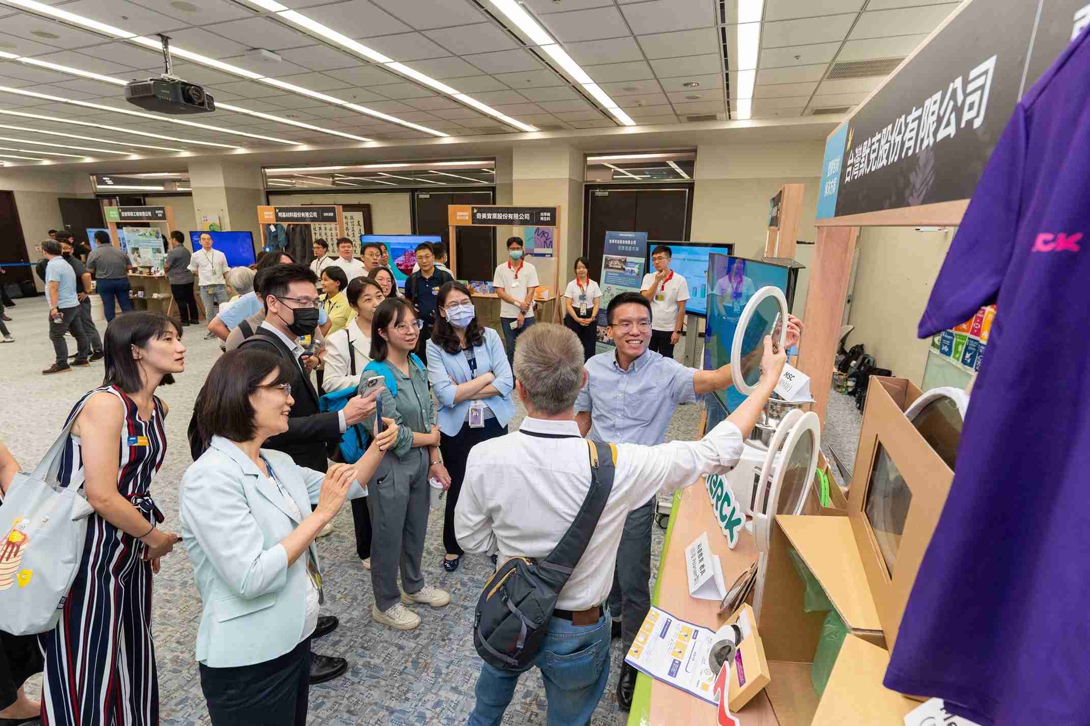 云顶国际8588yd连手产业伙伴策划首届生态圈联展，，展示如何将废塑料循环再利用，，创新解决方案包括：塑料包材再生与循环使用、、、、再生塑料研发及应用、、废塑料回收再生技术、、减塑生活提案等