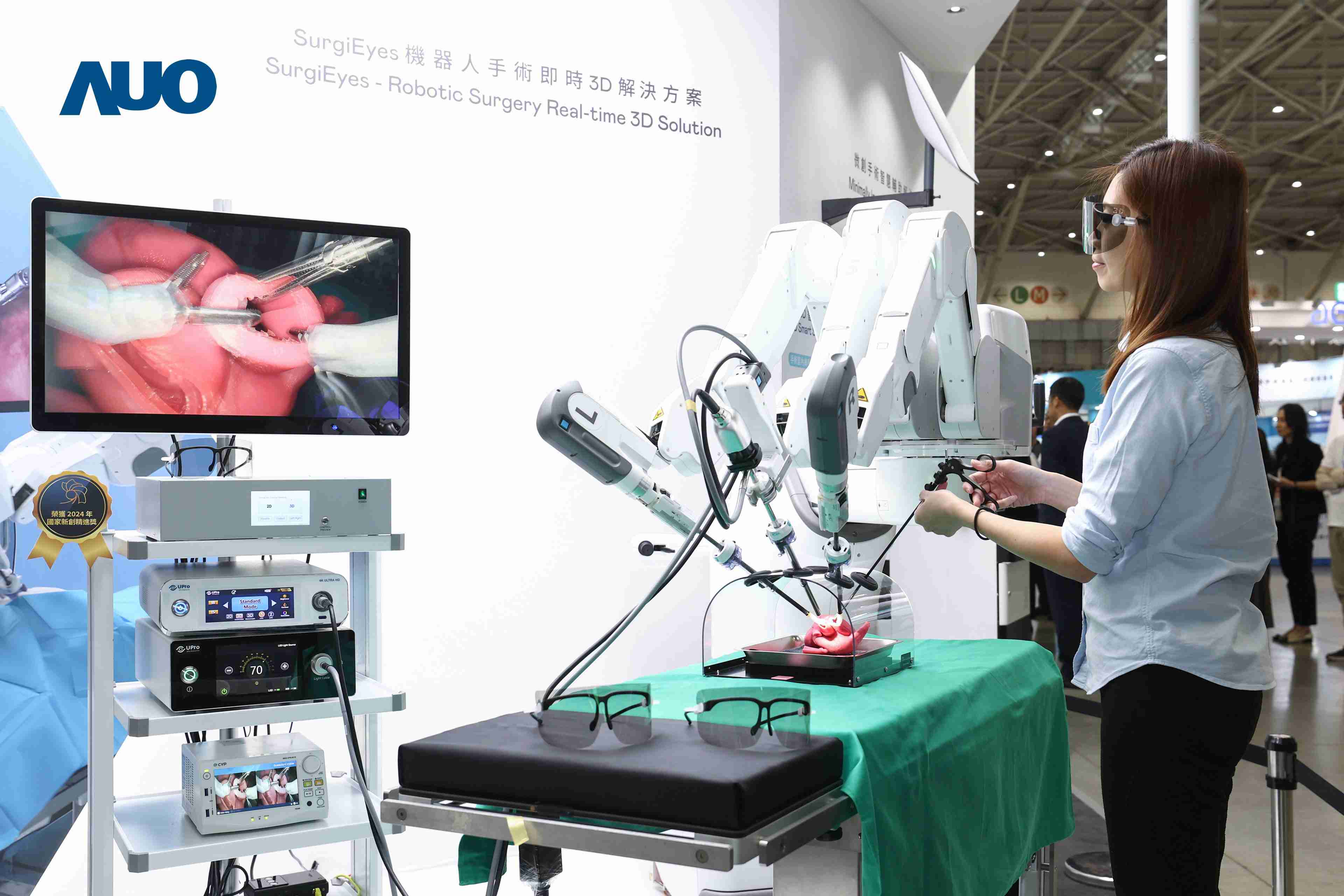 达擎以领先的3D显示技术推出〝SurgiEyes机器人手术实时3D解决方案〞，，整合先进3D图像处理与独家3D垂直宽视角、、广色域的显示技术，，手术团队可实时同步主刀医师视角看到清晰3D影像，，，，提升沟通效率与安全性。。。。